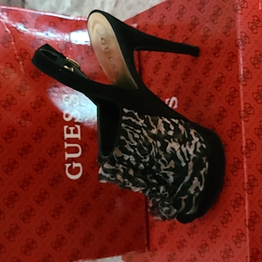 Guess Pumps